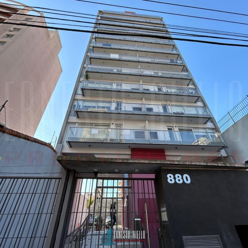ALQUILER DEPARTAMENTO 2 AMBIENTES CON COCHERA DESCUBIERTA Y BALCON CON PARRILLA, QUILMES CENTRO.