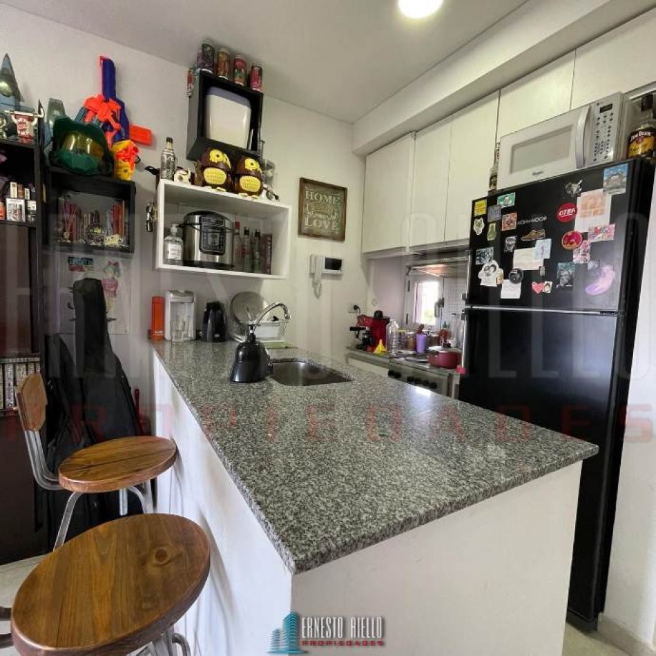ALQUILER DEPARTAMENTO 2 AMBIENTES CON BALCON Y COCHERA, BERNAL.