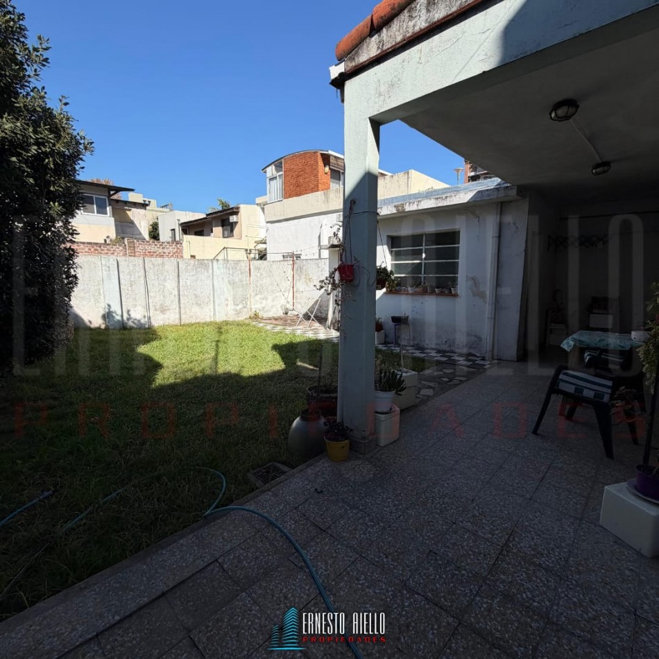 VENTA DE CASA SOBRE LOTE DE 225 M², 3 AMBIENTES. MATHEU ENTRE MORENO Y SAN MARTIN, QUILMES CENTRO.