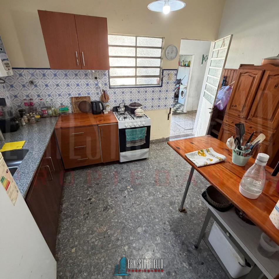 VENTA DE CASA SOBRE LOTE DE 225 M², 3 AMBIENTES. MATHEU ENTRE MORENO Y SAN MARTIN, QUILMES CENTRO.