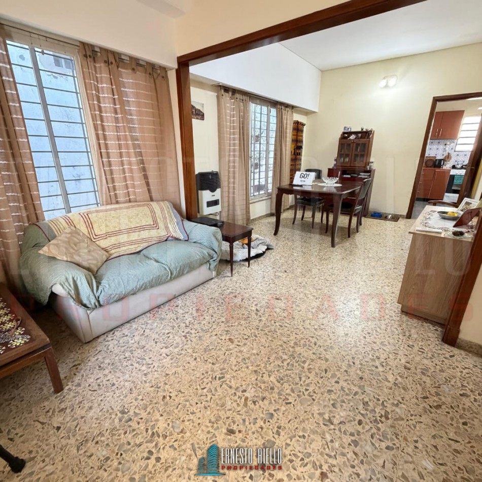 VENTA DE CASA SOBRE LOTE DE 225 M², 3 AMBIENTES. MATHEU ENTRE MORENO Y SAN MARTIN, QUILMES CENTRO.