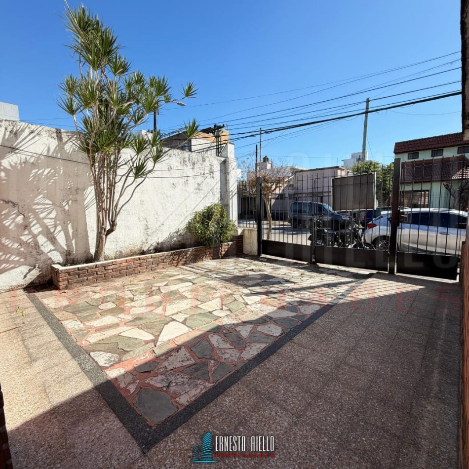 VENTA DE CASA SOBRE LOTE DE 225 M², 3 AMBIENTES. MATHEU ENTRE MORENO Y SAN MARTIN, QUILMES CENTRO.