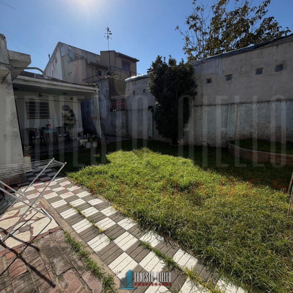 VENTA DE CASA SOBRE LOTE DE 225 M², 3 AMBIENTES. MATHEU ENTRE MORENO Y SAN MARTIN, QUILMES CENTRO.