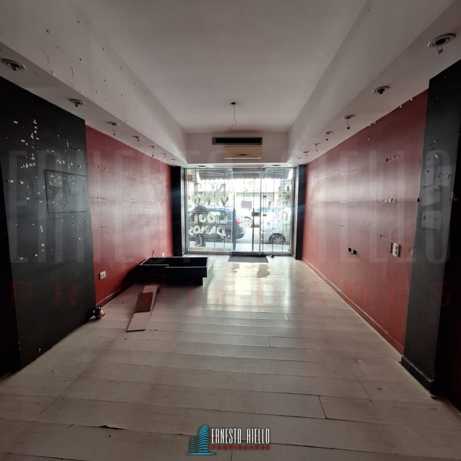 ALQUILER AMPLIO LOCAL COMERCIAL DE 100 MTS EN PLENO QUILMES CENTRO.