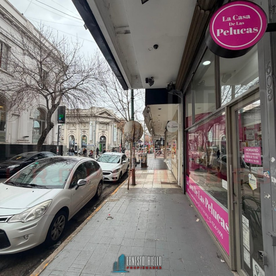ALQUILER AMPLIO LOCAL DE CUATRO PLANTAS EN QUILMES CENTRO, A PASOS DE LA PEATONAL RIVADAVIA.