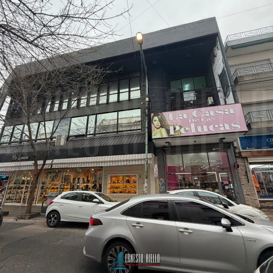 ALQUILER AMPLIO LOCAL DE CUATRO PLANTAS EN QUILMES CENTRO, A PASOS DE LA PEATONAL RIVADAVIA.