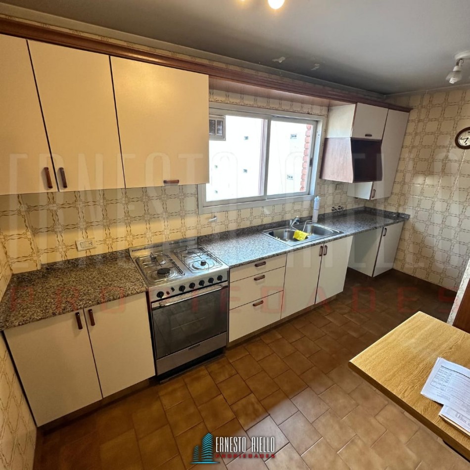 ALQUILER GRAN SEMIPISO DE 3 AMBIENTES CON COCHERA CUBIERTA, SUP TOT: 98M², DOBLE BALCON Y HERMOSAS VISTAS. 