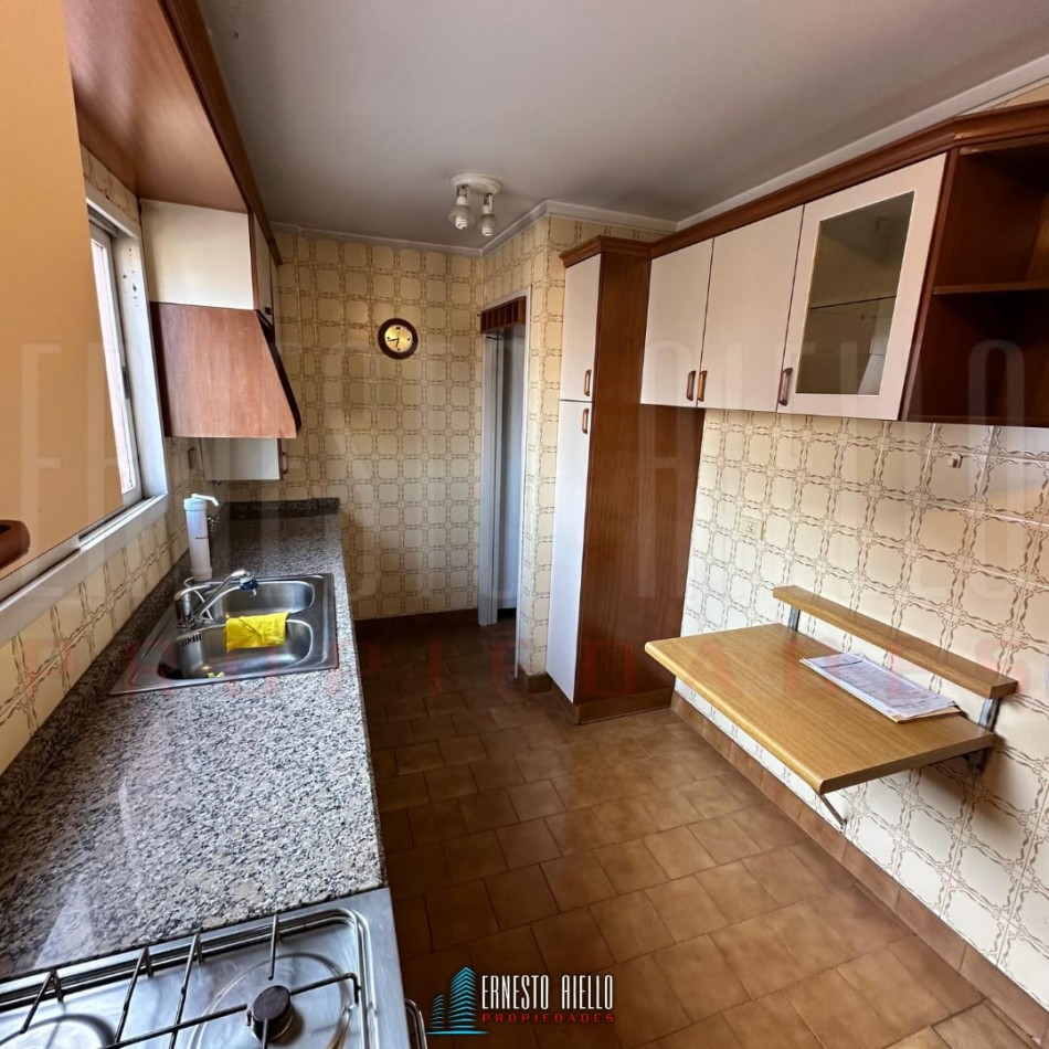 ALQUILER GRAN SEMIPISO DE 3 AMBIENTES CON COCHERA CUBIERTA, SUP TOT: 98M², DOBLE BALCON Y HERMOSAS VISTAS. 