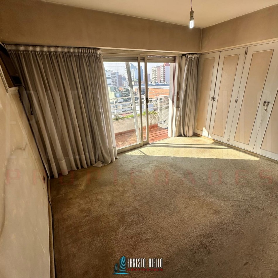 ALQUILER GRAN SEMIPISO DE 3 AMBIENTES CON COCHERA CUBIERTA, SUP TOT: 98M², DOBLE BALCON Y HERMOSAS VISTAS. 