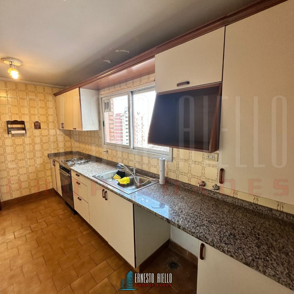 ALQUILER GRAN SEMIPISO DE 3 AMBIENTES CON COCHERA CUBIERTA, SUP TOT: 98M², DOBLE BALCON Y HERMOSAS VISTAS. 