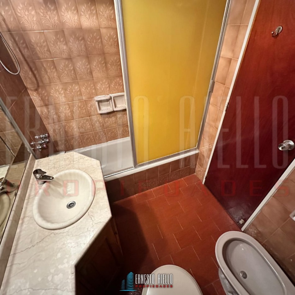 ALQUILER GRAN SEMIPISO DE 3 AMBIENTES CON COCHERA CUBIERTA, SUP TOT: 98M², DOBLE BALCON Y HERMOSAS VISTAS. 