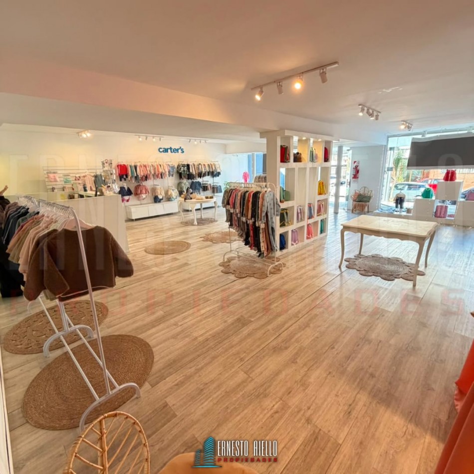 ALQUILER LOCAL DE 245M2 TOTALES UNICO EN LA ZONA, QUILMES CENTRO.