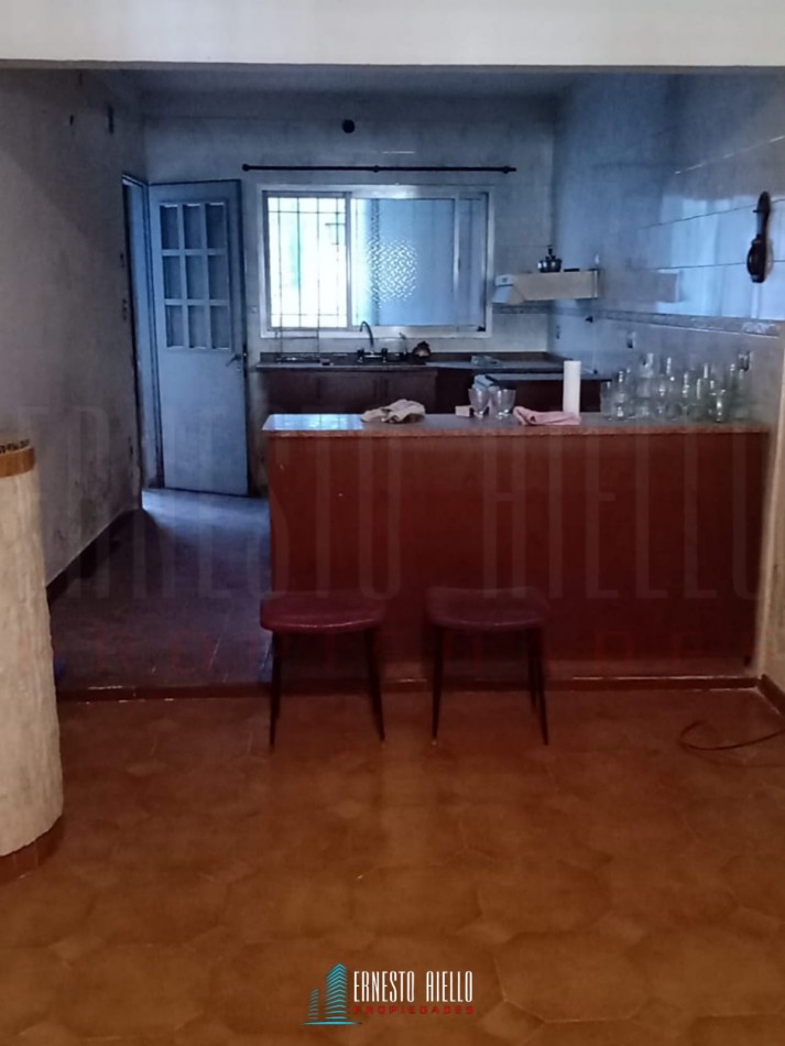 VENTA CASA 3 AMBIENTES CON COCHERA EN DESTACABLE ZONA DE SARANDI. A 350 MTS DE AV MITRE.