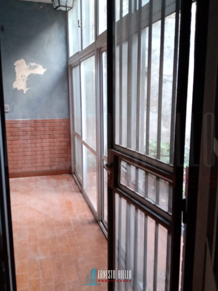 VENTA CASA 3 AMBIENTES CON COCHERA EN DESTACABLE ZONA DE SARANDI. A 350 MTS DE AV MITRE.
