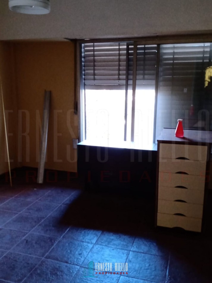 VENTA CASA 3 AMBIENTES CON COCHERA EN DESTACABLE ZONA DE SARANDI. A 350 MTS DE AV MITRE.