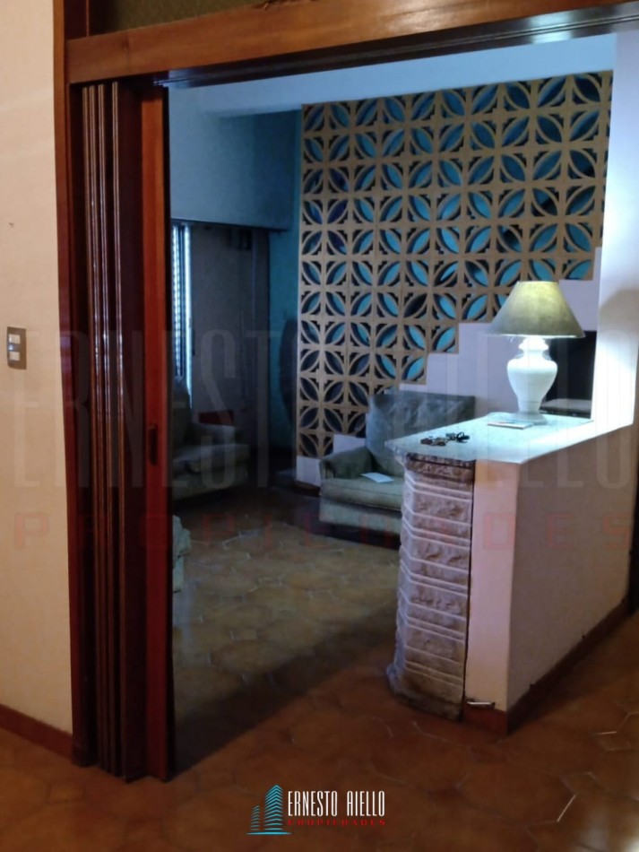 VENTA CASA 3 AMBIENTES CON COCHERA EN DESTACABLE ZONA DE SARANDI. A 350 MTS DE AV MITRE.
