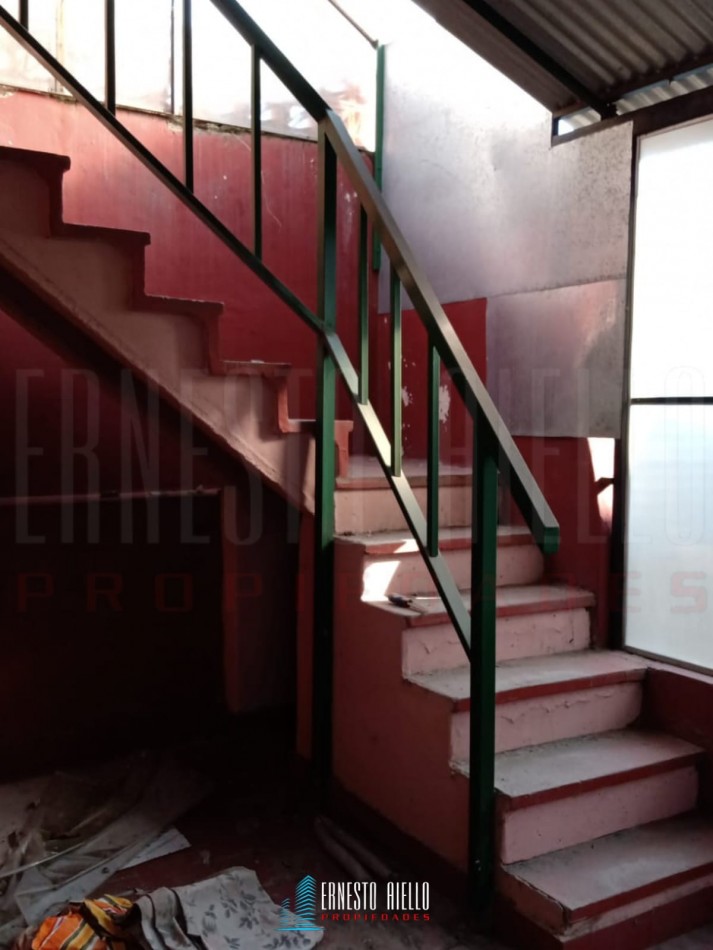 VENTA CASA 3 AMBIENTES CON COCHERA EN DESTACABLE ZONA DE SARANDI. A 350 MTS DE AV MITRE.