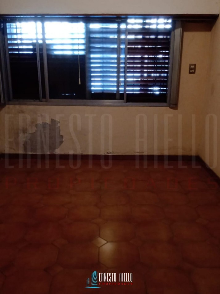 VENTA CASA 3 AMBIENTES CON COCHERA EN DESTACABLE ZONA DE SARANDI. A 350 MTS DE AV MITRE.