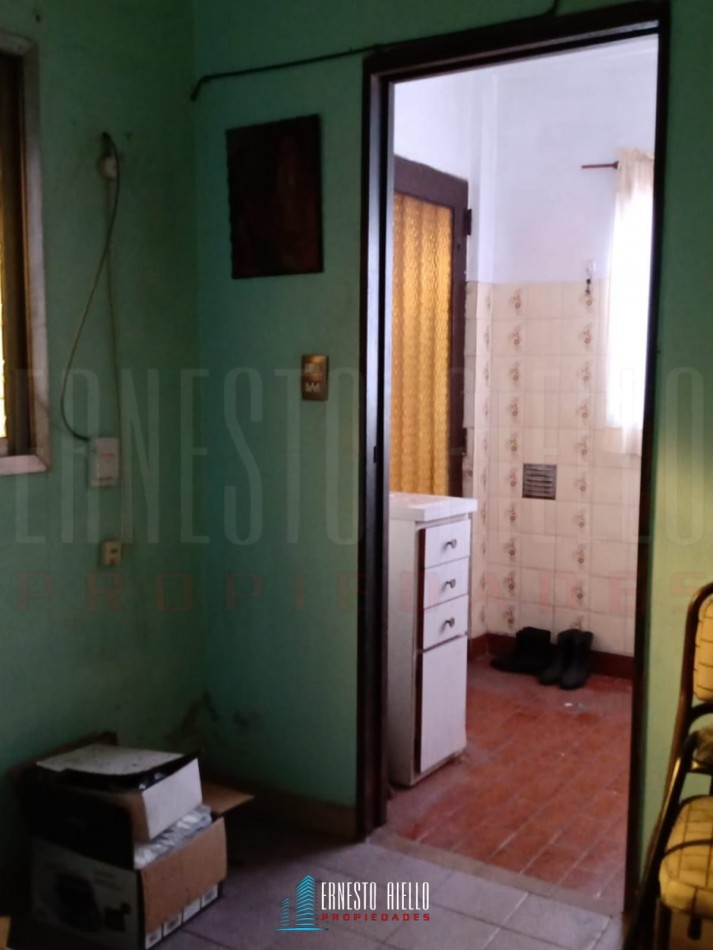 VENTA CASA 3 AMBIENTES CON COCHERA EN DESTACABLE ZONA DE SARANDI. A 350 MTS DE AV MITRE.