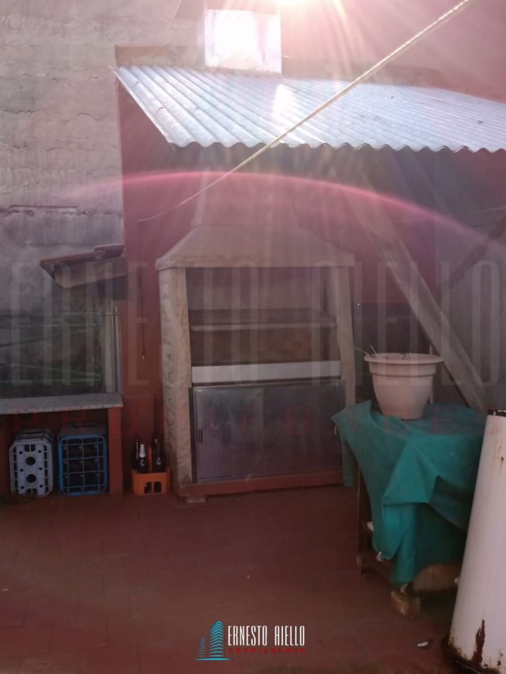 VENTA CASA 3 AMBIENTES CON COCHERA EN DESTACABLE ZONA DE SARANDI. A 350 MTS DE AV MITRE.