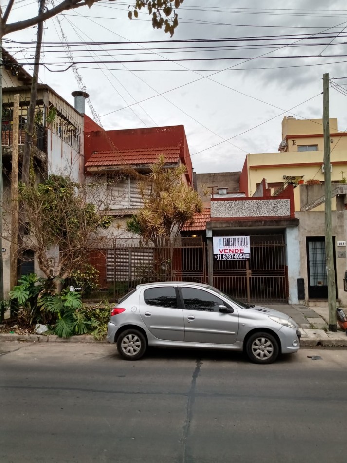 VENTA CASA 3 AMBIENTES CON COCHERA EN DESTACABLE ZONA DE SARANDI. A 350 MTS DE AV MITRE.