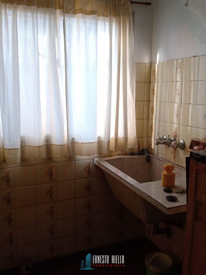 VENTA CASA 3 AMBIENTES CON COCHERA EN DESTACABLE ZONA DE SARANDI. A 350 MTS DE AV MITRE.