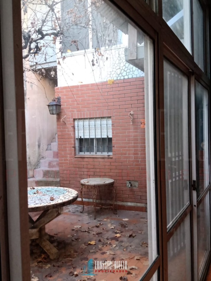 VENTA CASA 3 AMBIENTES CON COCHERA EN DESTACABLE ZONA DE SARANDI. A 350 MTS DE AV MITRE.