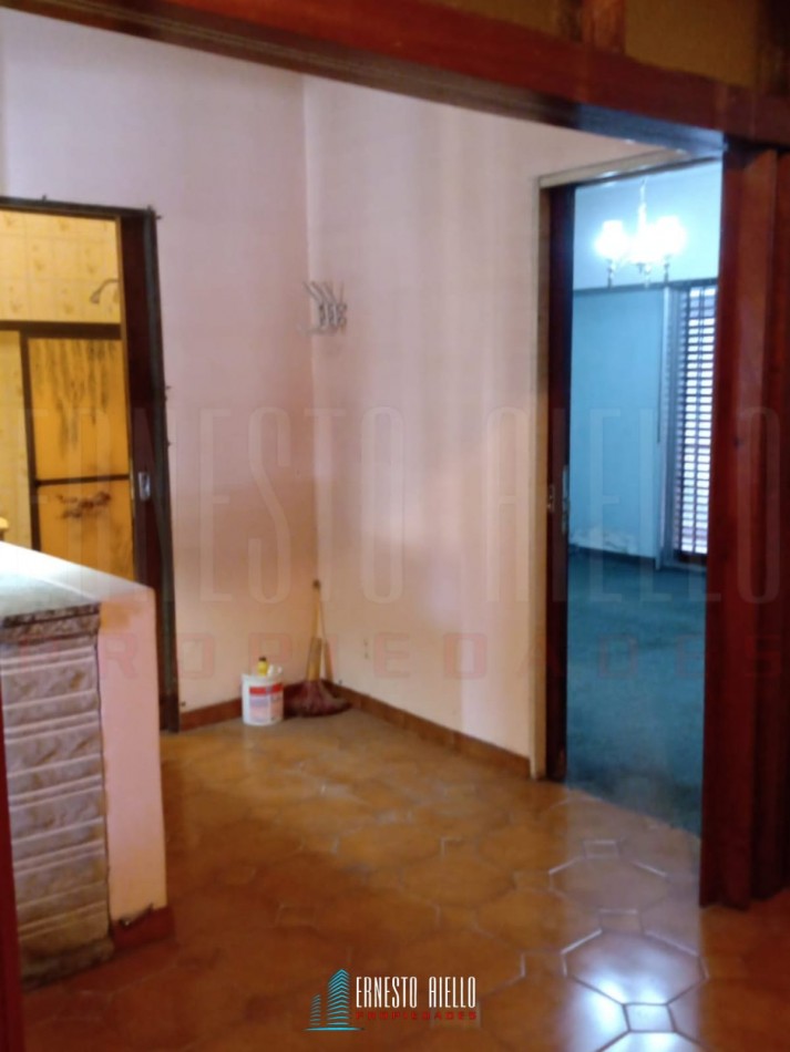 VENTA CASA 3 AMBIENTES CON COCHERA EN DESTACABLE ZONA DE SARANDI. A 350 MTS DE AV MITRE.