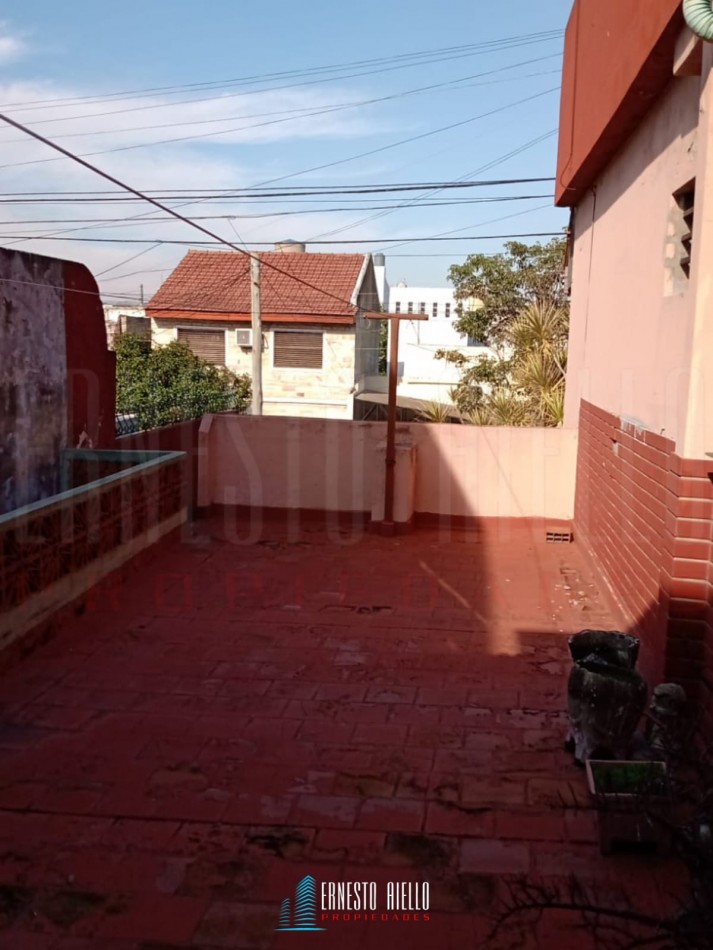 VENTA CASA 3 AMBIENTES CON COCHERA EN DESTACABLE ZONA DE SARANDI. A 350 MTS DE AV MITRE.