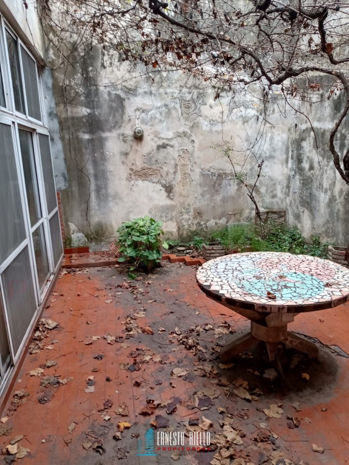 VENTA CASA 3 AMBIENTES CON COCHERA EN DESTACABLE ZONA DE SARANDI. A 350 MTS DE AV MITRE.