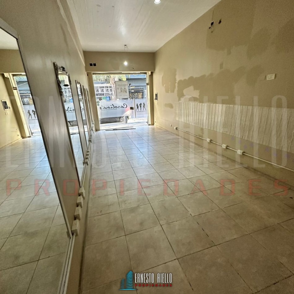 ALQUILER AMPLIO LOCAL CON TERRAZA EN QUILMES CENTRO 