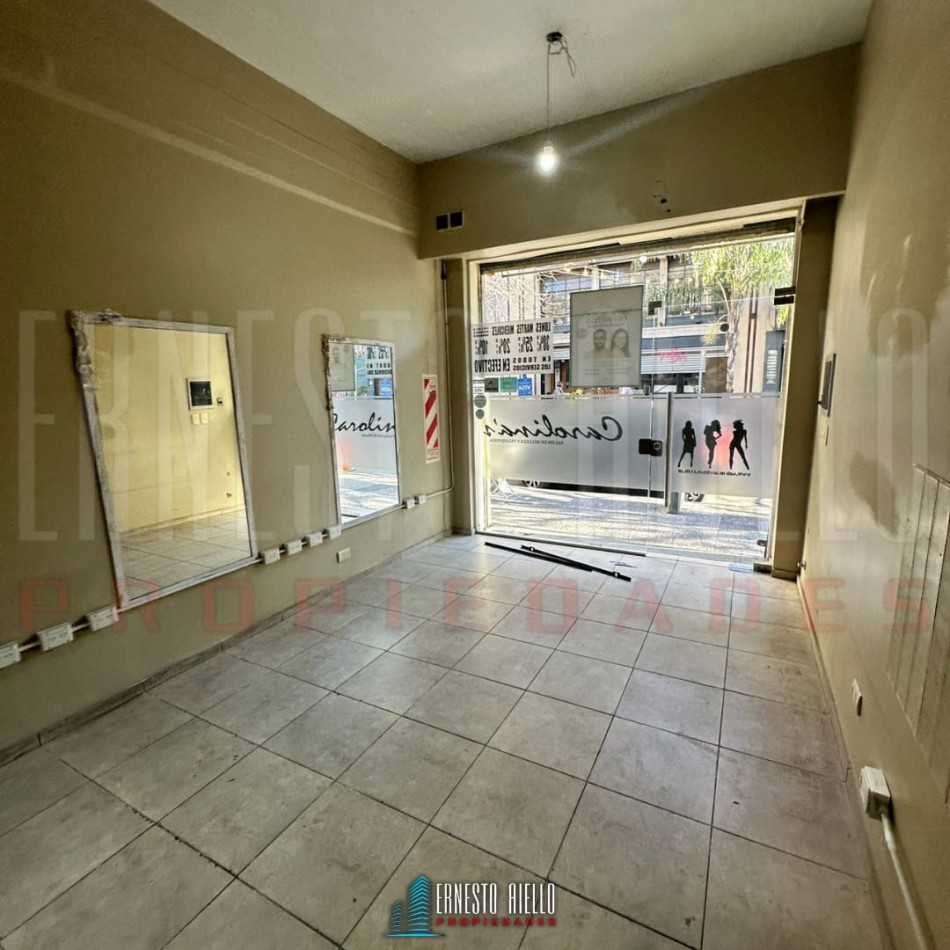 ALQUILER AMPLIO LOCAL CON TERRAZA EN QUILMES CENTRO 