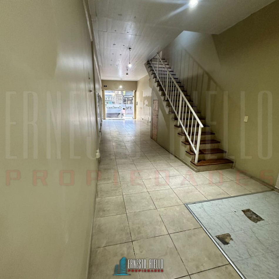 ALQUILER AMPLIO LOCAL CON TERRAZA EN QUILMES CENTRO 