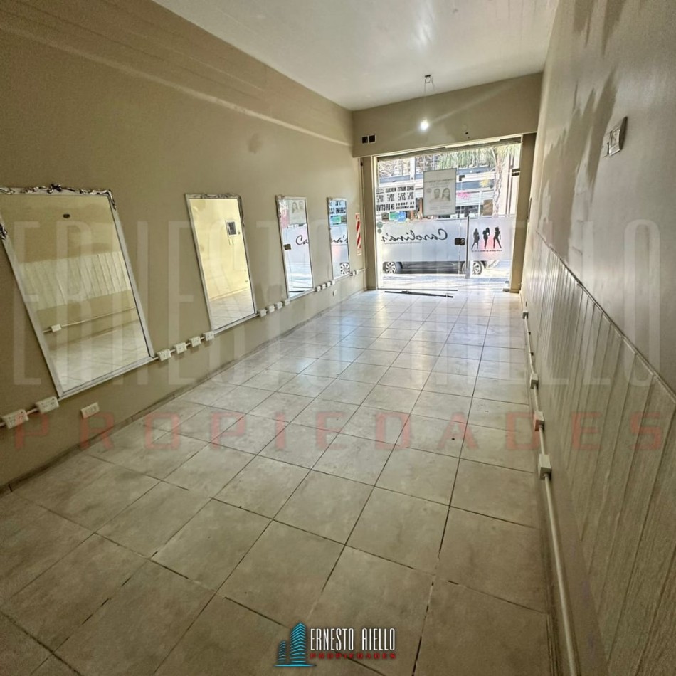 ALQUILER AMPLIO LOCAL CON TERRAZA EN QUILMES CENTRO 