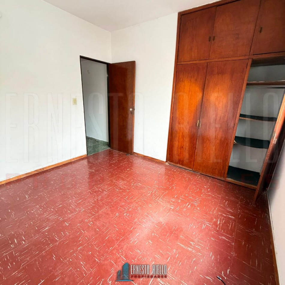 ALQUILER DEPARTAMENTO DE DOS AMBIENTES EN TERCER PISO POR ESCALERA, QUILMES CENTRO.