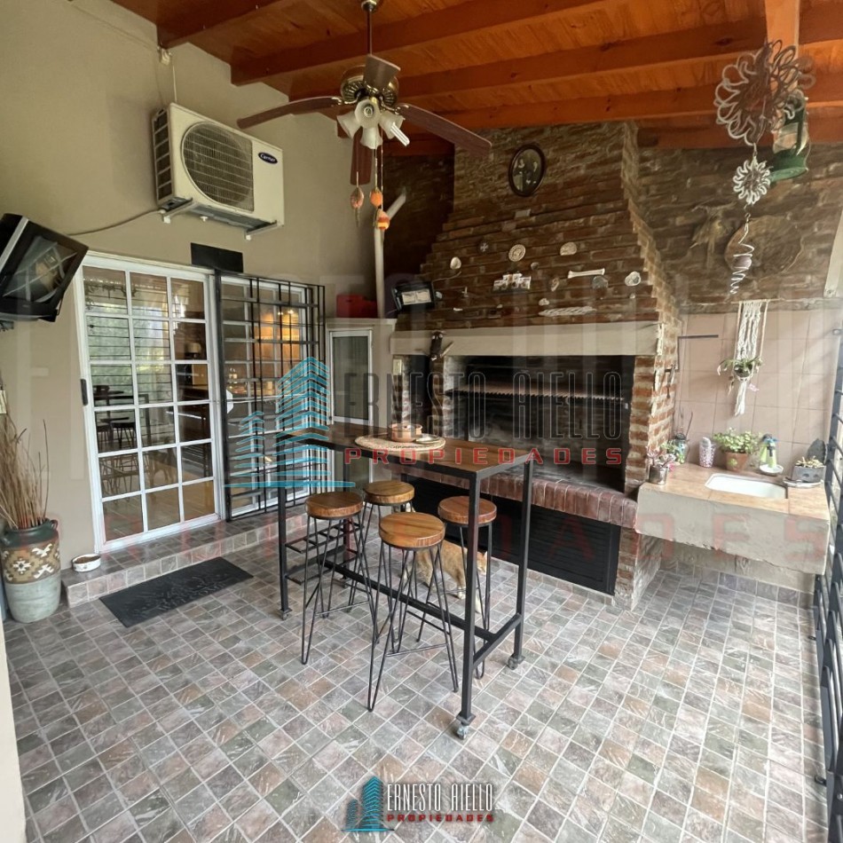 A. CASA DE 4 AMBIENTES CON QUINCHO, PATIO Y DOS DEPTOS DE 2 AMBIENTES EN EL MISMO LOTE EN VENTA