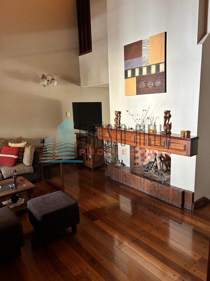 ESPECTACULAR CASA 5 AMBIENTES CON PISCINA EN BERNAL