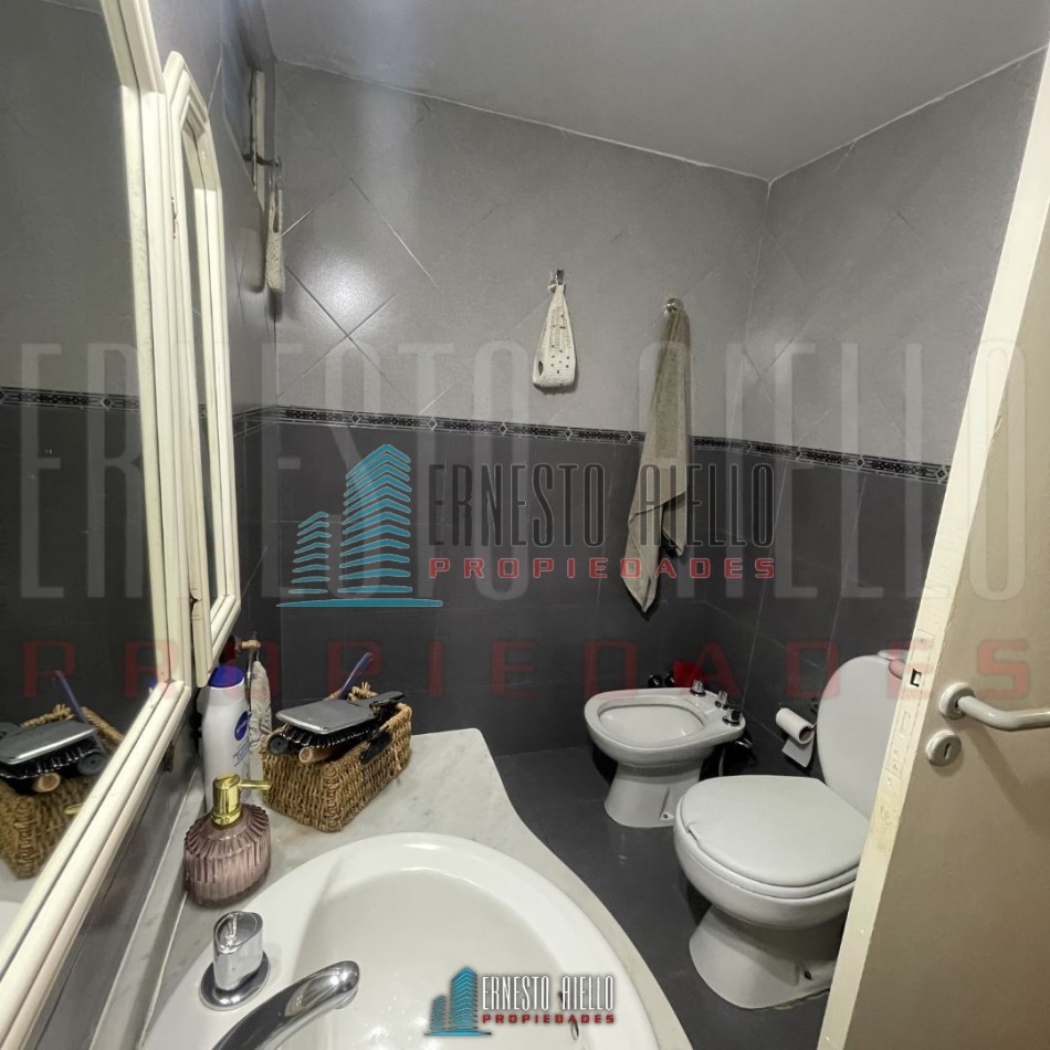 A. CASA DE 4 AMBIENTES CON QUINCHO, PATIO Y DOS DEPTOS DE 2 AMBIENTES EN EL MISMO LOTE EN VENTA