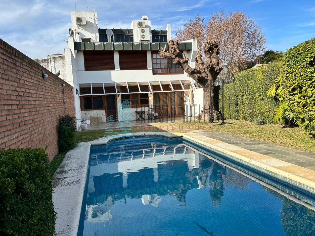 ESPECTACULAR CASA 5 AMBIENTES CON PISCINA EN BERNAL