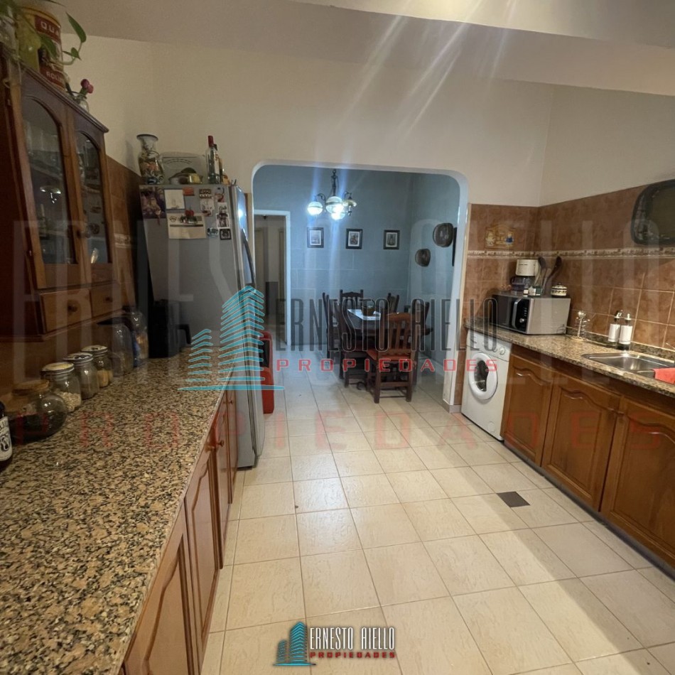 A. CASA DE 4 AMBIENTES CON QUINCHO, PATIO Y DOS DEPTOS DE 2 AMBIENTES EN EL MISMO LOTE EN VENTA