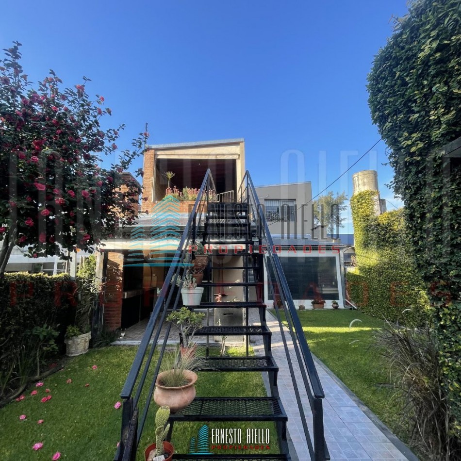 A. CASA DE 4 AMBIENTES CON QUINCHO, PATIO Y DOS DEPTOS DE 2 AMBIENTES EN EL MISMO LOTE EN VENTA