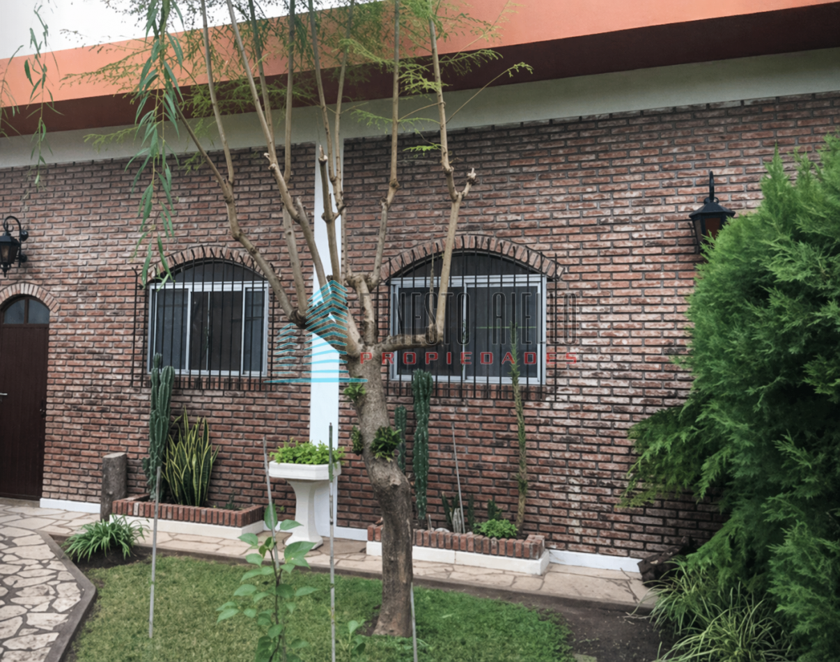 A VENTA Impecable Casa en en dos plantas con Piscina- Ranelagh