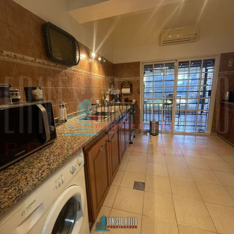 A. CASA DE 4 AMBIENTES CON QUINCHO, PATIO Y DOS DEPTOS DE 2 AMBIENTES EN EL MISMO LOTE EN VENTA