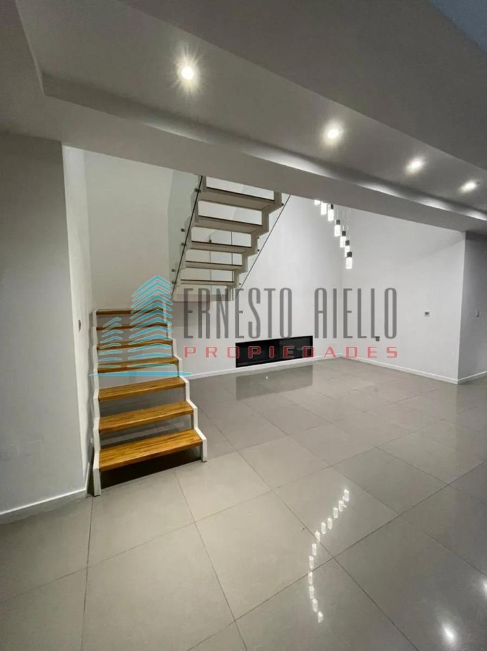 VENTA IMPECABLE CASA DE CINCO AMBIENTES EN NUEVO QUILMES. 