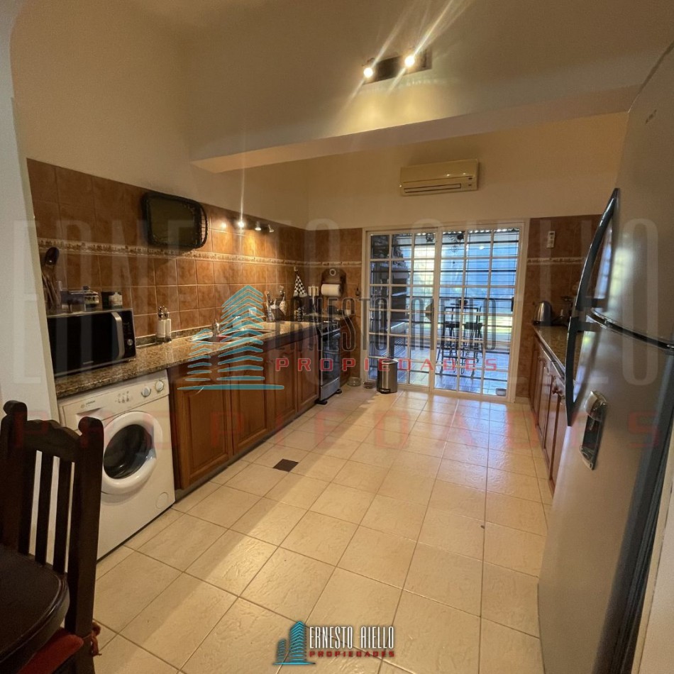 A. CASA DE 4 AMBIENTES CON QUINCHO, PATIO Y DOS DEPTOS DE 2 AMBIENTES EN EL MISMO LOTE EN VENTA