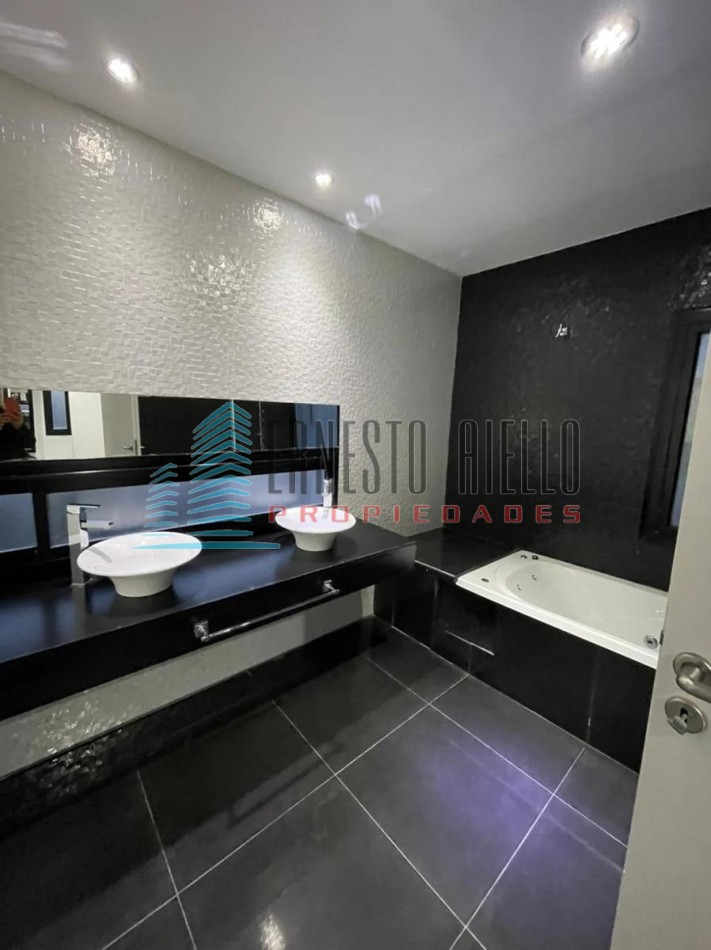VENTA IMPECABLE CASA DE CINCO AMBIENTES EN NUEVO QUILMES. 