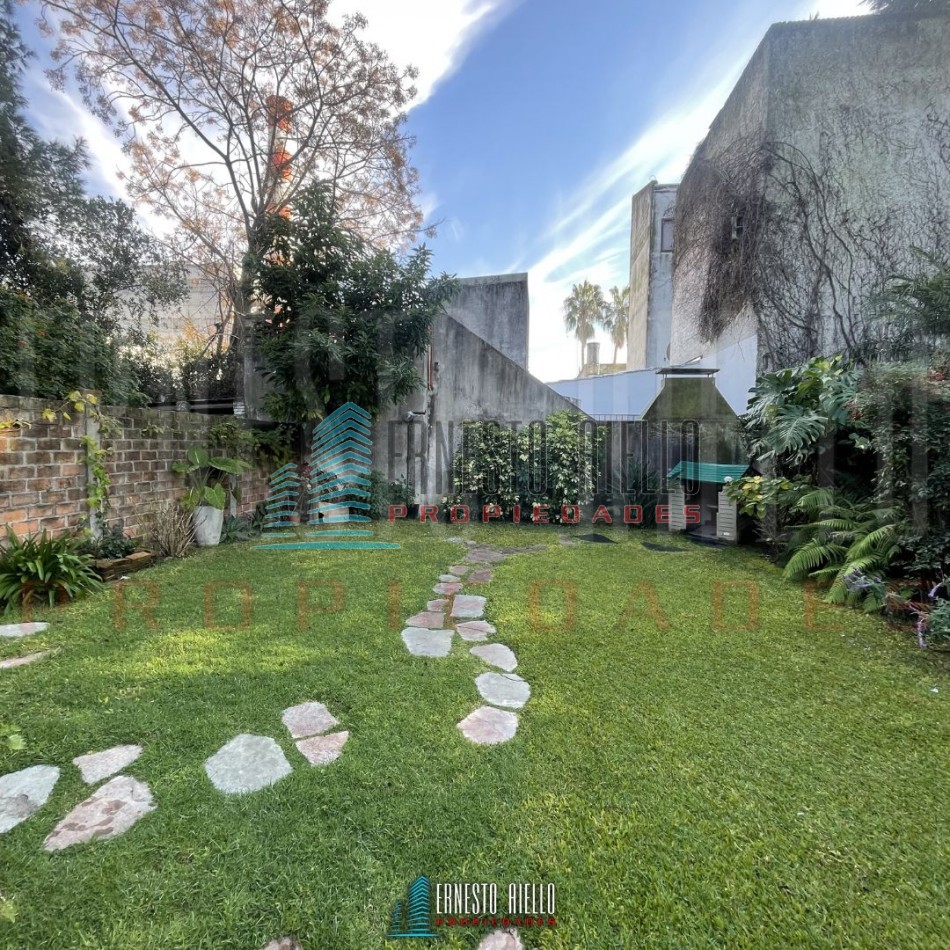 A. CASA DE 4 AMBIENTES CON QUINCHO, PATIO Y DOS DEPTOS DE 2 AMBIENTES EN EL MISMO LOTE EN VENTA