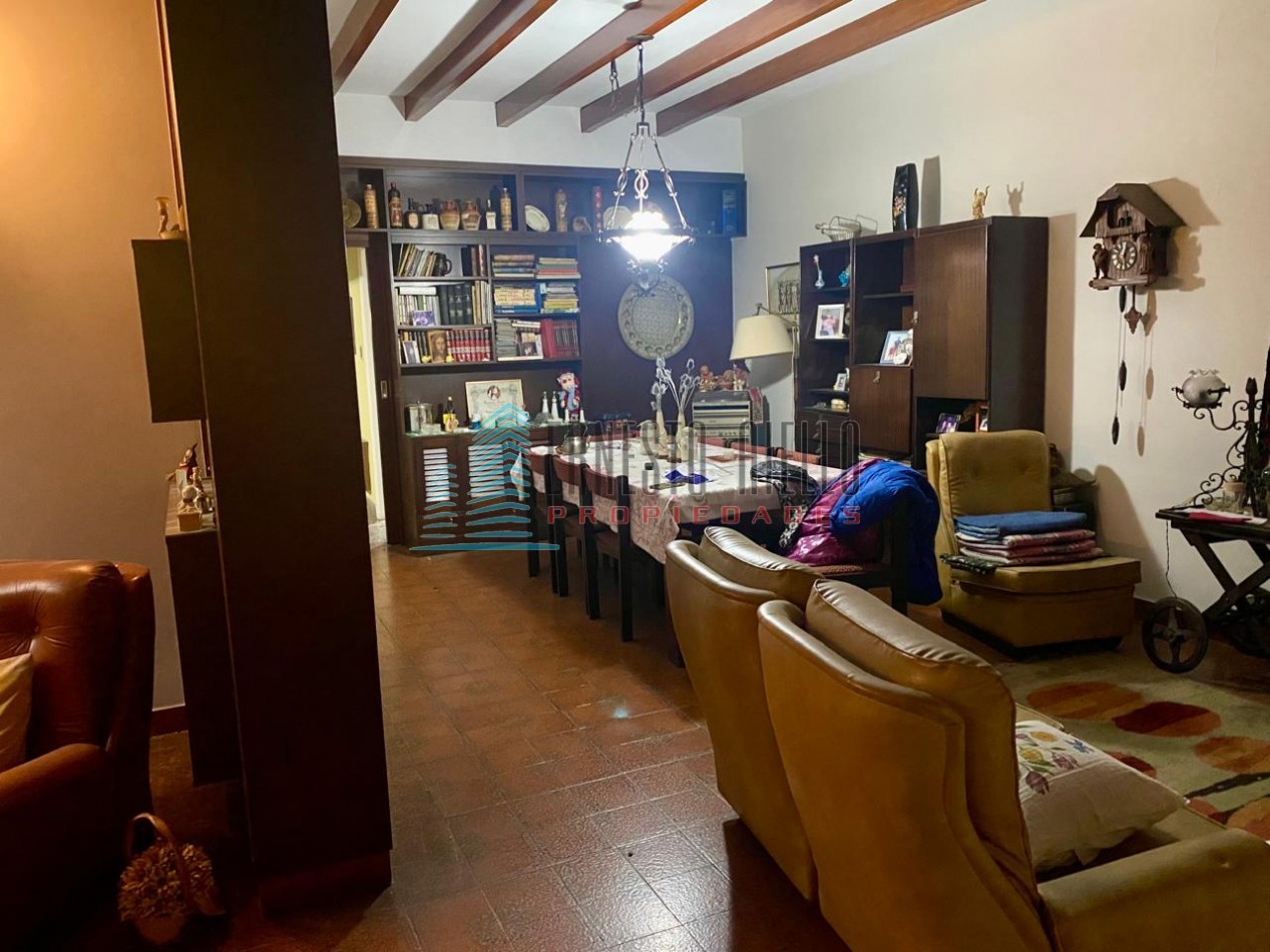 A. VENTA Casa tres ambientes gran terreno con casa pequeña atras - Bernal Oeste
