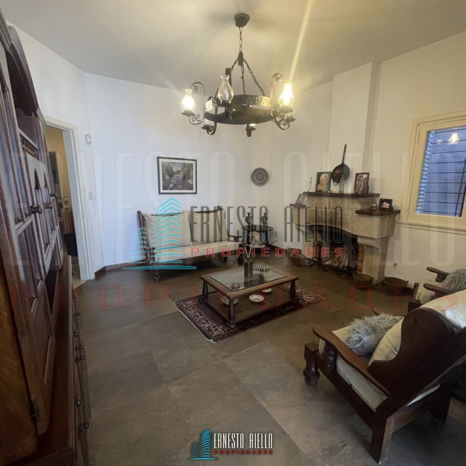 A. CASA DE 4 AMBIENTES CON QUINCHO, PATIO Y DOS DEPTOS DE 2 AMBIENTES EN EL MISMO LOTE EN VENTA