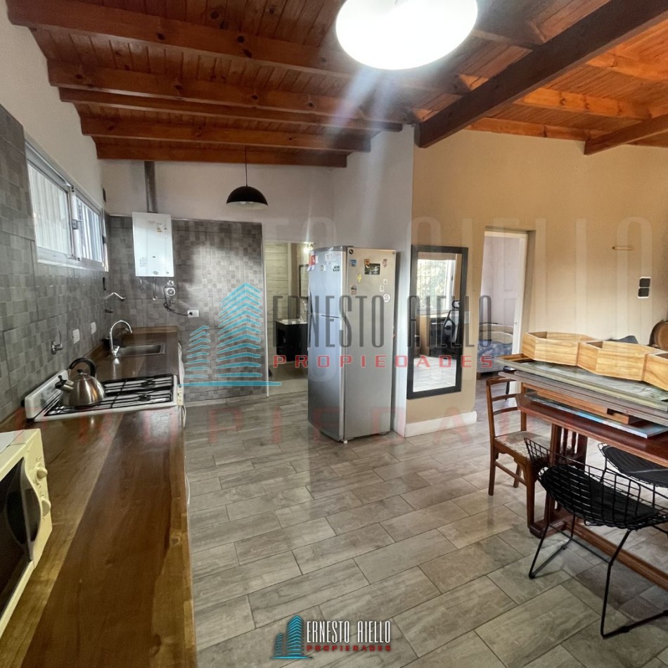 A. CASA DE 4 AMBIENTES CON QUINCHO, PATIO Y DOS DEPTOS DE 2 AMBIENTES EN EL MISMO LOTE EN VENTA